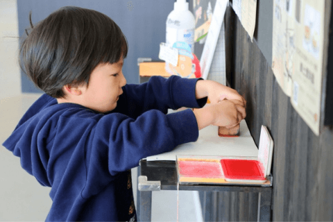 スタンプを押す子ども